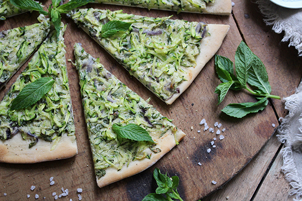 Zucchini-Minz-Pizza: super lecker, aromatisch & saftig