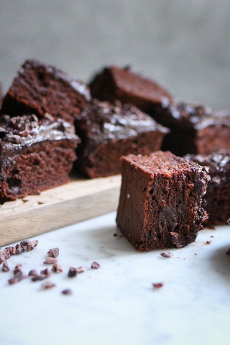 Veganer Schokokuchen mit Kakaonibs