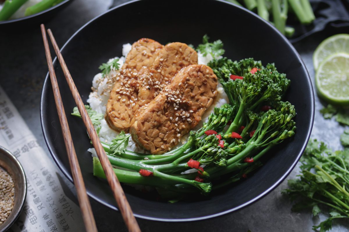 Tempeh-Reisbowl mit Bimi® Brokkoli