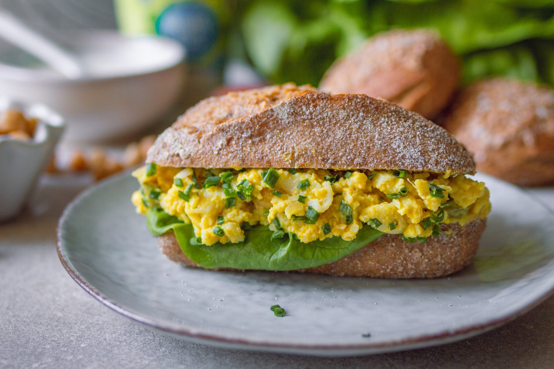 Veganer Eiersalat in einem Brötchen