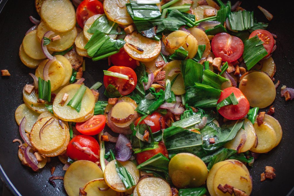 Zutaten vegane Bärlauch-Frittata in einer Pfanne