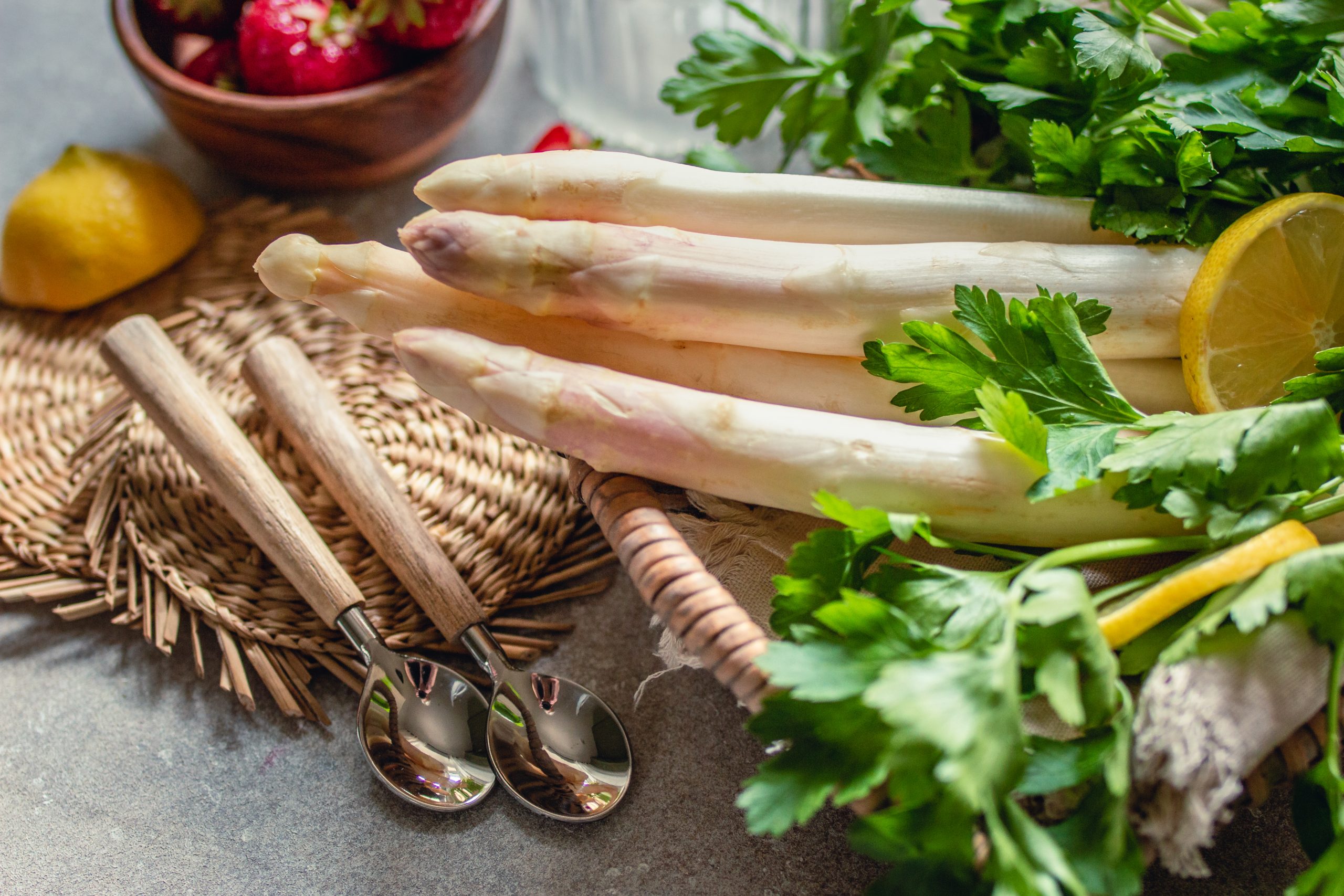 Frischer weißer Spargel